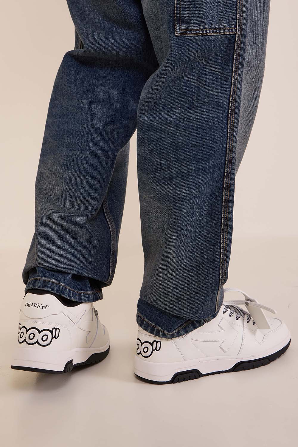 תמונת כל הלוק של נעלי סניקרס אוט אוף אופיס